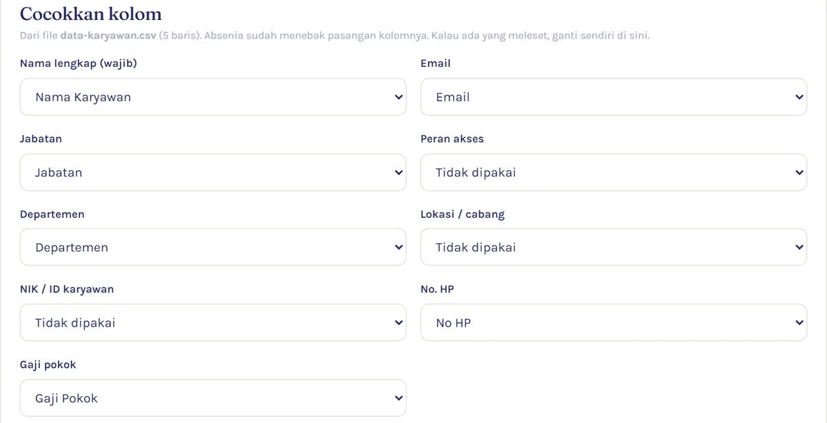Layar Cocokkan kolom di menu Karyawan Absenia: kolom Nama Karyawan, Email, Jabatan, Departemen, No HP, dan Gaji Pokok dari file CSV sudah dipasangkan otomatis, sementara peran akses, lokasi, dan NIK tidak dipakai